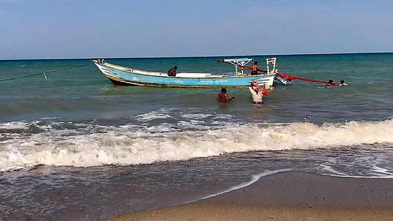 صيادون يعثرون على كنز في بطن حوت نافق