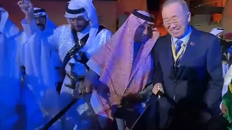 بالفيديو .. بان كي مون يؤدي العرضة في حي طريف