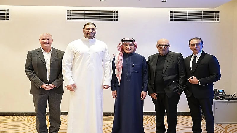 برنامج "عُزوم" يتعاون مع المخرج العالمي الأمريكي تيموثي بيكر