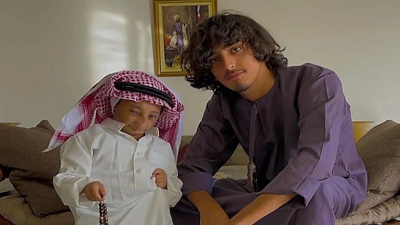 يزن الأسمر يثير الجدل لاستعانته بشبيه عزيز الأحمد (فيديو)