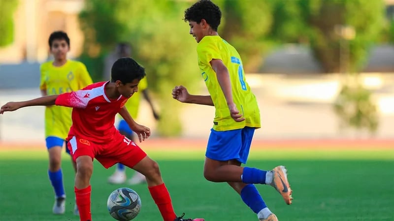 نجل رونالدو يسجل بقميص النصر ويحتفل على طريقة والده .. فيديو