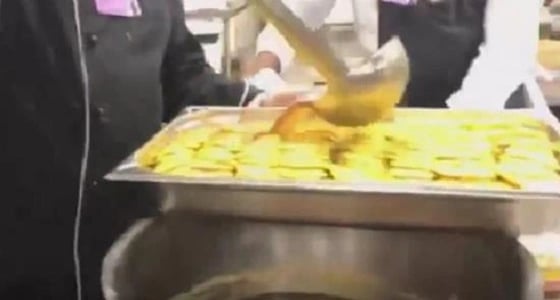 بالفيديو.. تجهيزات الغداء الشعبي الذي تناوله ضيوف منتدى " دافوس "