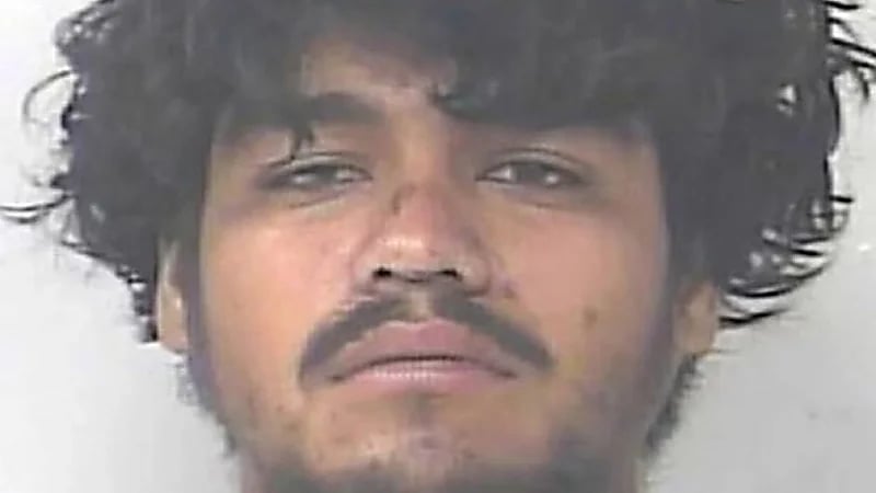 شاب يقتل صديقه في السكن بسبب إلقائه الطعام على الأرض