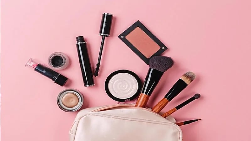 بالفيديو .. "الغذاء والدواء": تساقط الشعر من أعراض مستحضرات التجميل المغشوشة