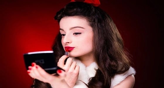 ما لا تعرفينه عن أضرار أحمر الشفاه