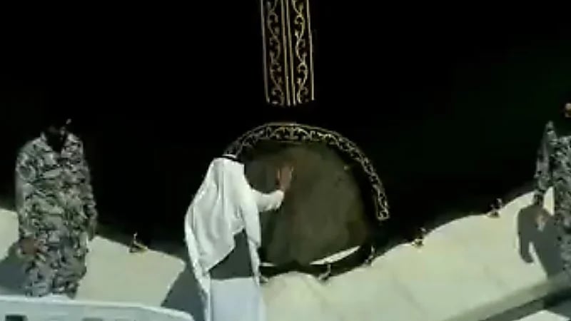 مشهد مباشر لتطييب الكعبة المشرفة والحجر الأسود قبل صلاة الجمعة