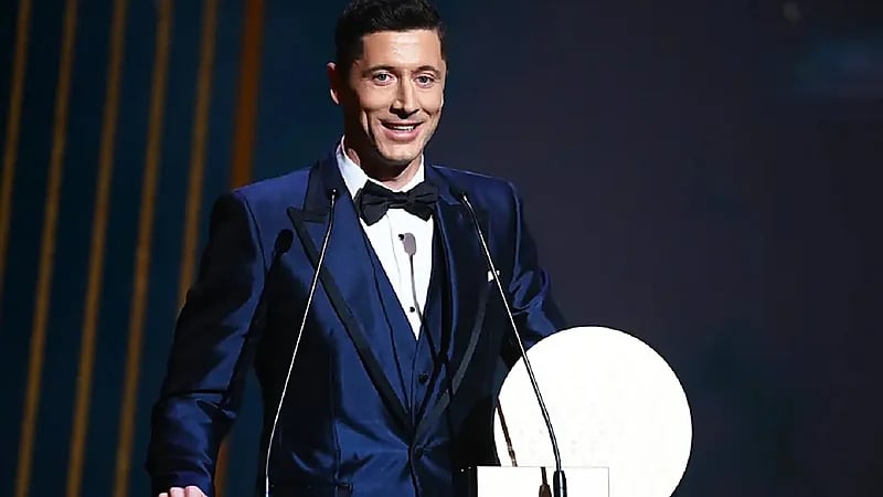 "ليفاندوفسكي" يحصد جائزة مهاجم العام في 2021