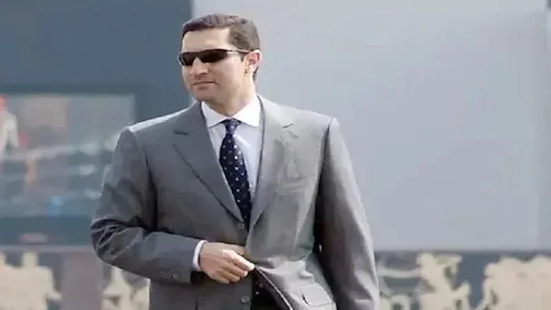 علاء مبارك يوجه انتقادات لفنانين مصريين لارتدائهم ملابس نسائية