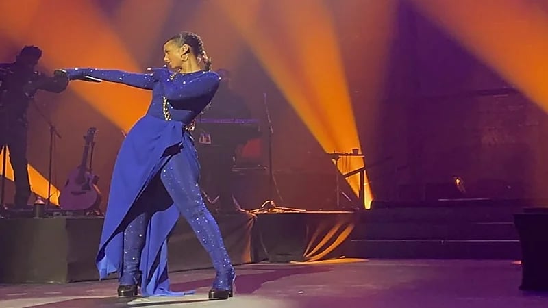 بالفيديو.. أليشيا كيز تحيي حفلها بالعلا على أنغام الفولكلور السعودي