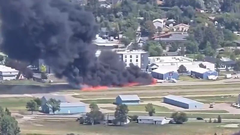 حادث طائرتين في مطار كاليسبيل بمونتانا يخلف حريقًا وجروحًا طفيفة للركاب .. فيديو