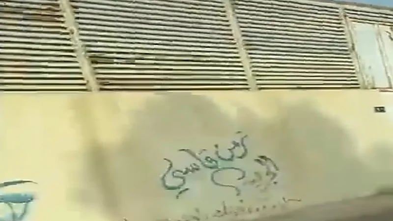 بالفيديو.. شخص يضرب عامل ويهرب بسيارته