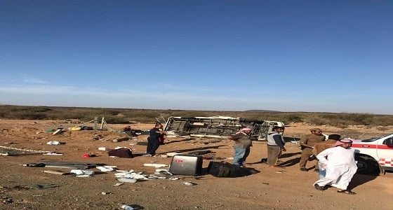 بالصور .. مصرع وإصابة 13 معتمرا أوروبيا في حادث انقلاب حافلة على طريق الهجرة