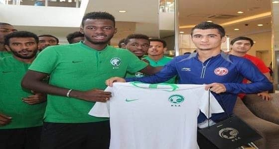 بالصور.. الأخضر تحت 19 يكرم فوزيلوف