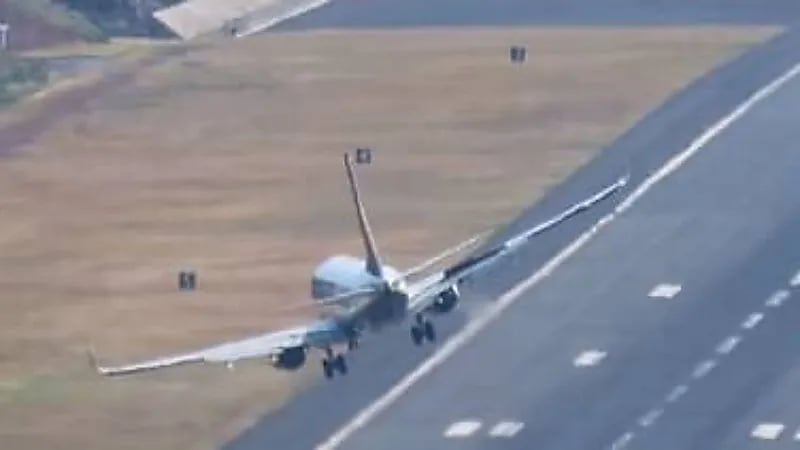 شاهد .. هبوط مذهل لطيار في أحد أكثر المطارات تحدياً بالعالم