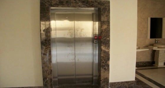 خلل فني بمصعد يؤدي لاحتجاز شخصين بحي شبرا