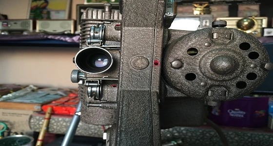 بالفيديو والصور.. صاحب أول جهاز عرض سينمائي بالمملكة يوضح تاريخه