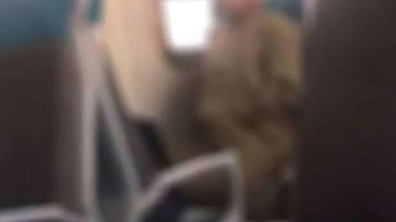 شاب يرتكب فعلًا فاضحًا أمام فتيات بالقطار