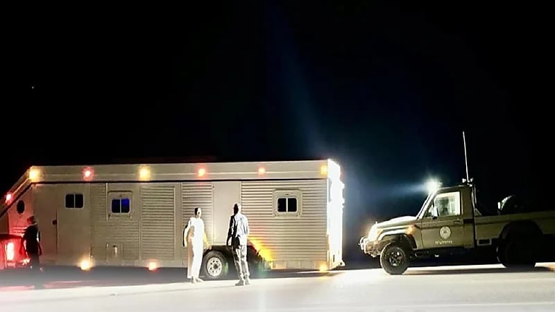 حرس الحدود يساعد مواطنَين خليجيَّين تعطلت مركبتهما على طريق عُمان الدولي