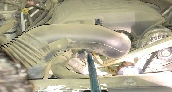 بالصور.. بلاغ بوجود ثعبان في مركبة يستنفر الدفاع المدني بمحايل