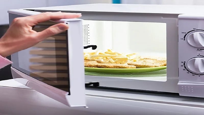 أشياء تجنب وضعها في الميكرويف