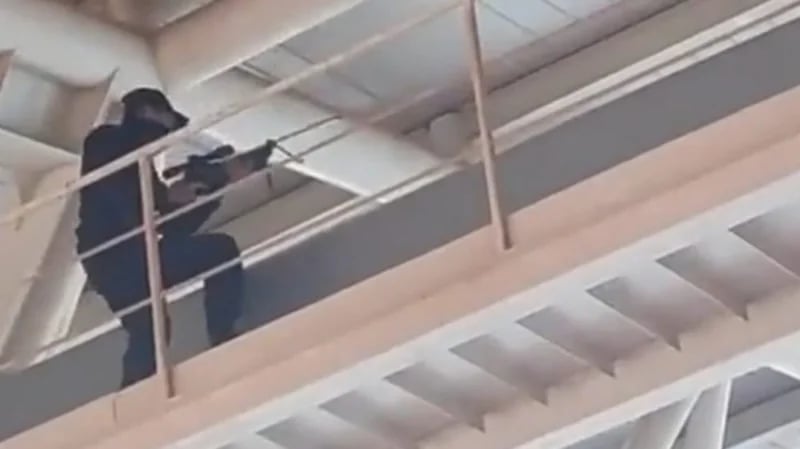 بالفيديو.. ظهور قناص أثناء حفل افتتاح ألعاب البحر الأبيض المتوسط