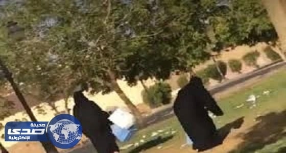 بالفيديو.. مواطنة تبادر بتنظيف حديقة عامة مع الأطفال