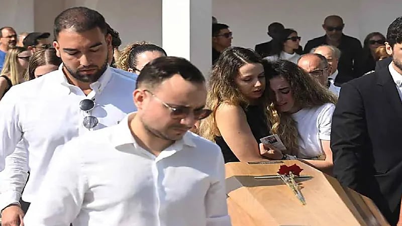 زوجة جوتا تنهار خلال تشييع جثمانه.. فيديو