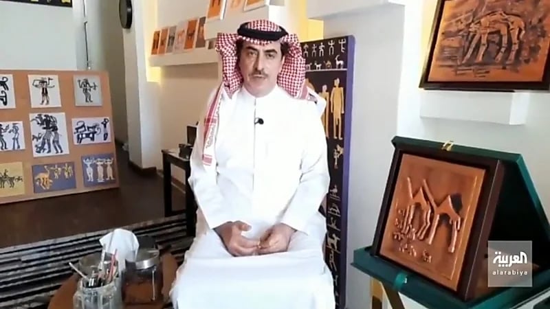 بالفيديو.. فنان يحول النقوش الصخرية القديمة إلى لوحات