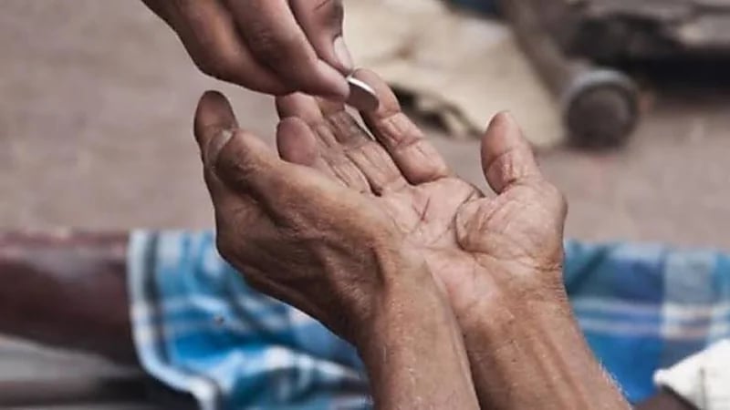 رجل يخدع الناس بالتسول ويمتلك 5 سيارات ومركز لياقة بدنية