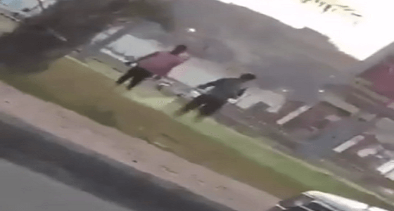 بالفيديو : رش بلدية المجاردة المسطحات بدهان أخضر قبيل زيارة الأمير .. وغضب بين رواد تويتر