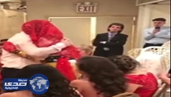 بالفيديو.. نوبة بٌكاء تُصيب أب بعرس ابنته