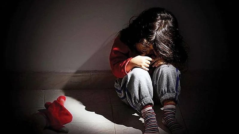 عامل بناء يغتصب طفلة أثناء عمله بمنزل أسرتها