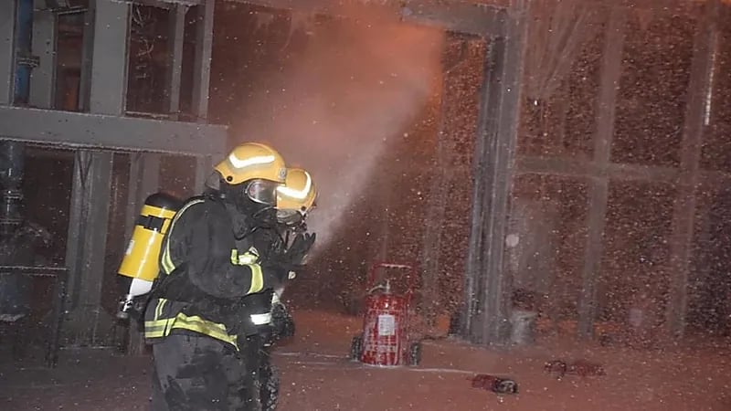 إندلاع حريق في خزانات خارجية لأحد المصانع بجدة