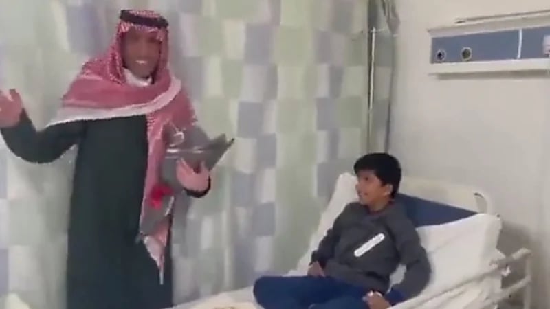 شاهد.. المالكي يزور نجلي الراحل "الشمري" في مستشفى رفحاء ويمزح معهما 
