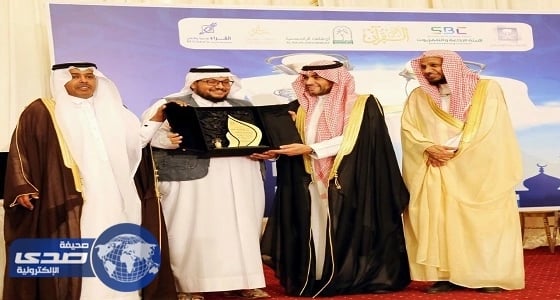 رئيس هيئة الإذاعة والتلفزيون يكرم الإعلامي عبدالله العنزي نظير تميزه بالعمل الإذاعي