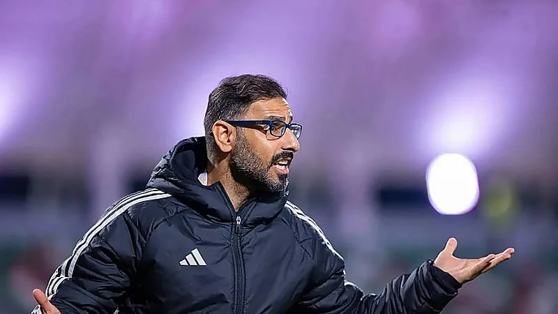 لاعب دهوك يُسقط سعد الشهري أرضًا بتدخل مفاجئ .. فيديو