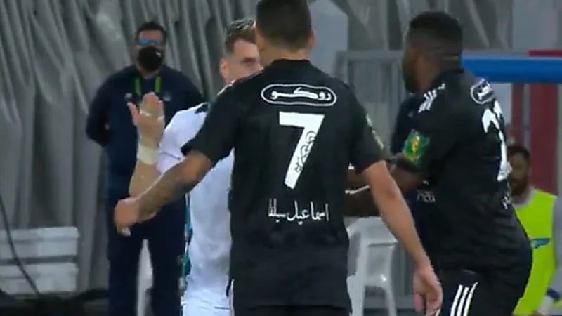 بالفيديو.. مناوشات عنيفة بين لاعبي الأهلي والفيصلي