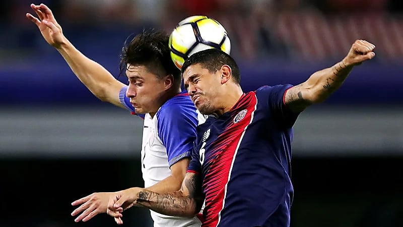 ضربات الرأس تهدد بالإصابة بالضعف الإدراكي