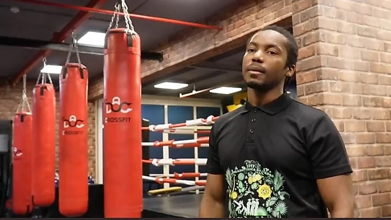 بالفيديو.. مواطن شاب يتقن أقدم فنون القتال البرازيلية "الكابويرا"