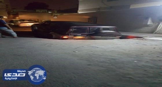 بالصور.. هبوط أرضي بأحد شوارع جدة يبتلع سيارة