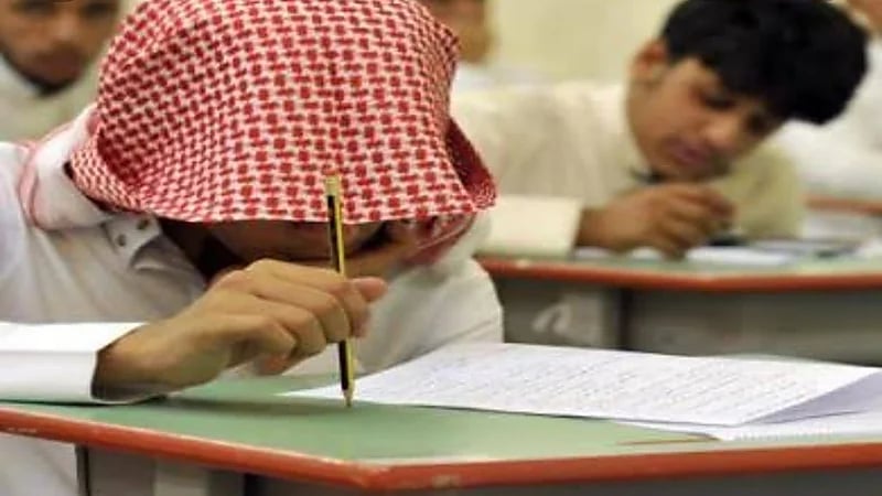 مستشار أسري يوضح أسباب رفض الطفل الذهاب إلى المدرسة