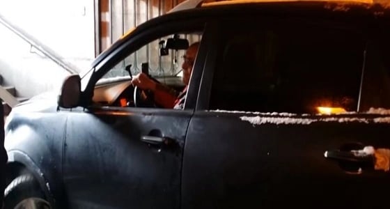 بالفيديو.. مسن يقتحم نفق مشاة ويثير ذعر المارة