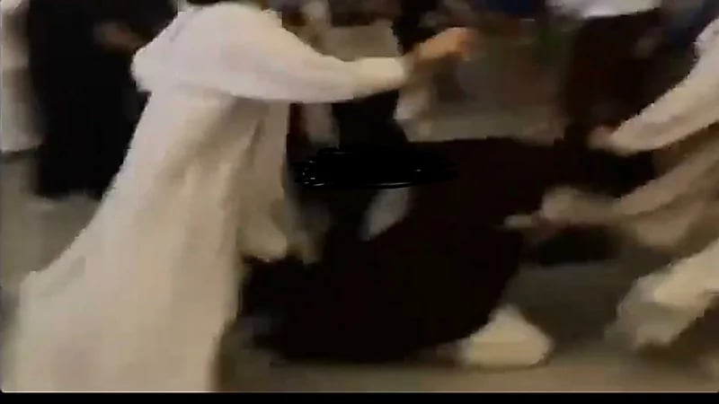 القبض على فتاتين ومواطن لمشاركتهم في مشاجرة جماعية داخل مجمع تجاري بالرياض