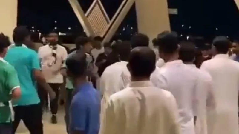 بالفيديو.. شجار بين جماهير الأهلي عقب الخسارة أمام الرائد