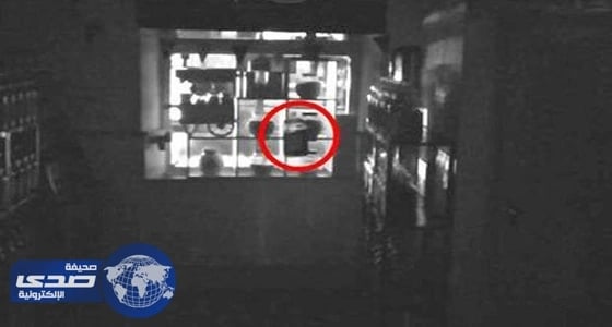 بالصور.. شبح طفلة يقتحم متجر ويُثير رعب صاحبه