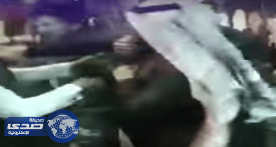 بالفيديو.. مواطن يصفع عاملاً على وجهه ويثير الجدل على «تويتر»