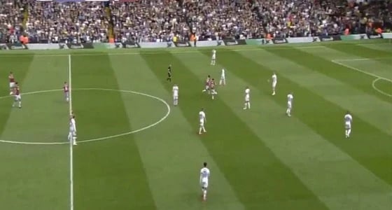 بالفيديو.. مدرب يأمر لاعبيه بترك الخصم يسجل هدفا في شباكه