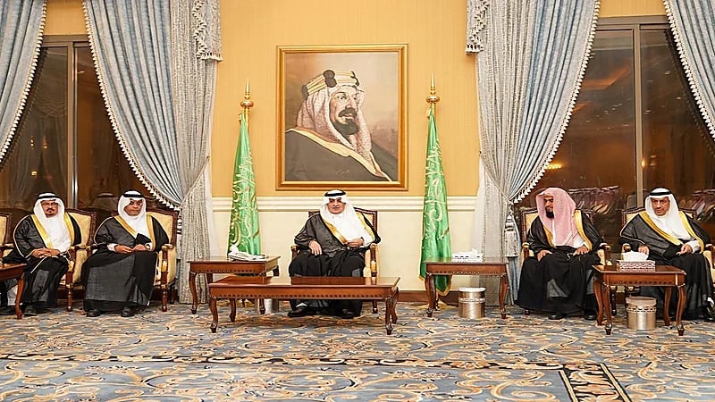 أمير تبوك يستقبل المواطنين في اللقاء الأسبوعي