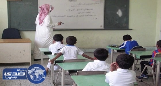 مديرة مدرسة تطلب إذن ولي أمر طالبة في حصة دراسية