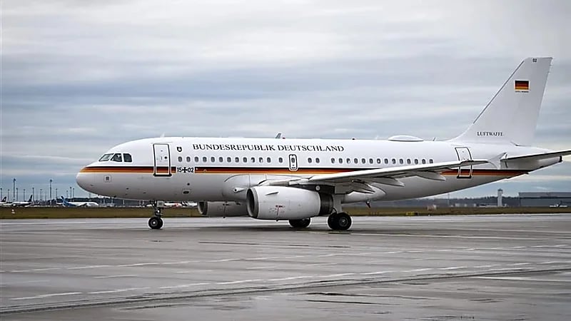 هبوط اضطراري لطائرة وزير الداخلية الألماني بعد إنذار مفاجئ.. صورة